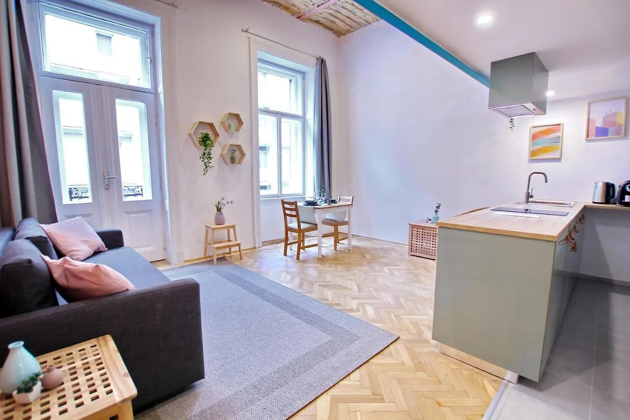 Awesome Budapest Downtown Studio W Balcony & Free Private Parking 0*,  Maďarsko